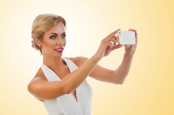 Young woman taking selfie — Stock Photo, Image