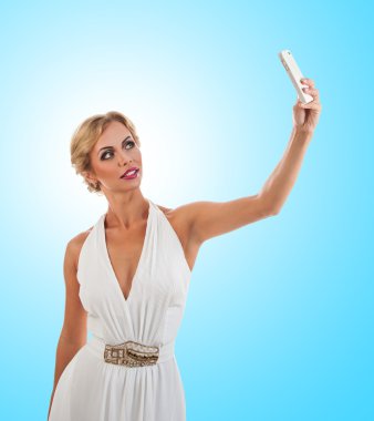 Genç bir kadın selfie çekiyor.