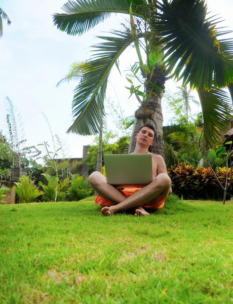 Gelukkig lachende man surfen op internet — Stockfoto