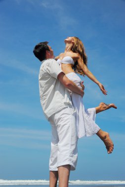 genç bir çift bir plajda