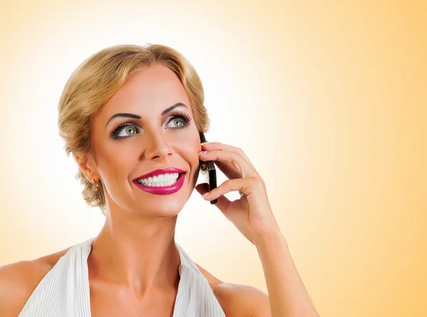 Mulher falando no telefone móvel — Fotografia de Stock