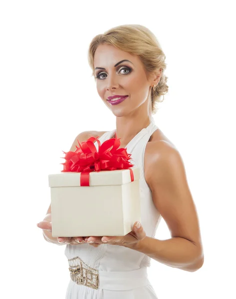 Jeune femme heureuse avec un cadeau — Photo