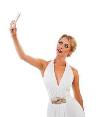 Genç bir kadın selfie çekiyor.