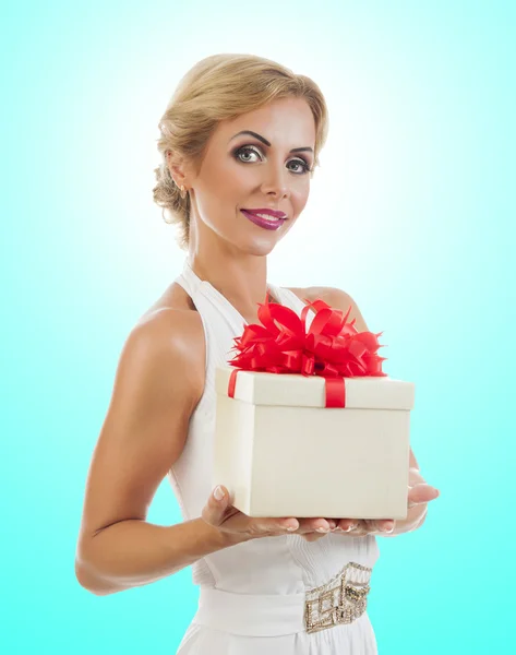 Junge glückliche Frau mit einem Geschenk — Stockfoto