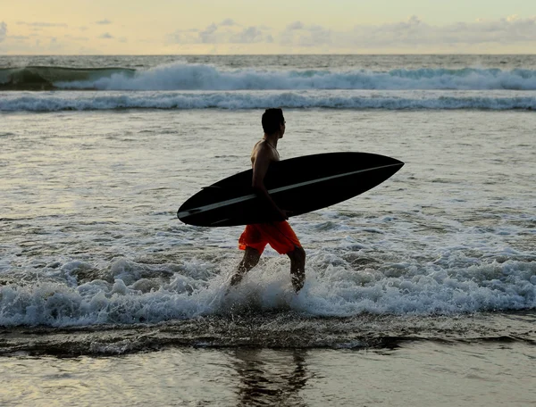 Surfista com prancha — Fotografia de Stock