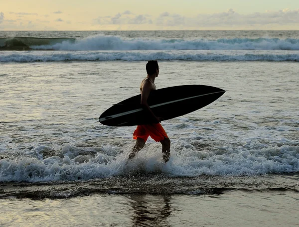 Surfer z deską Obrazek Stockowy