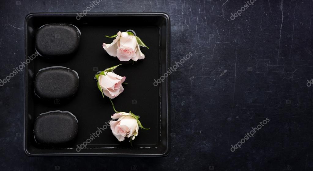 Komposisi Spa Bunga Mawar Dan Zen Batu Pada Latar Belakang Hitam Stok Foto C Rozmarina 105959460