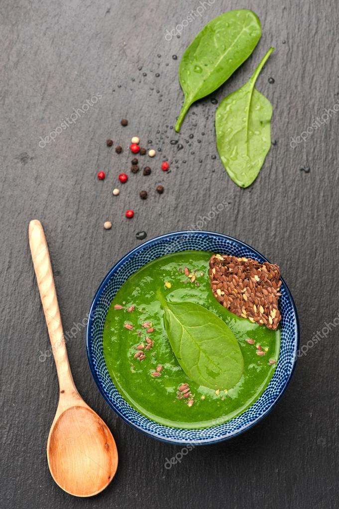 Keten tohumu ıspanak çorbası Krem. Üstten Görünüm Stok fotoğrafçılık