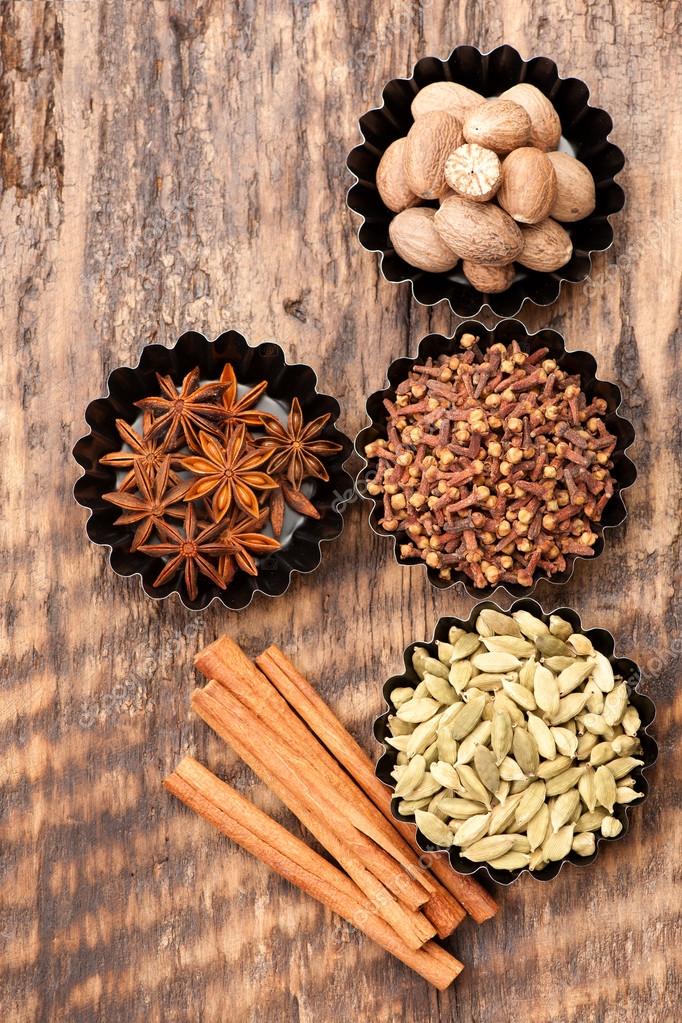 Spices. Star anise, cinnamon, cardamom, cloves and nutmeg — Stock Photo