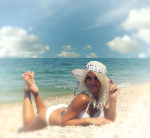 Hermosa mujer en la playa. Postal vintage . — Foto de Stock