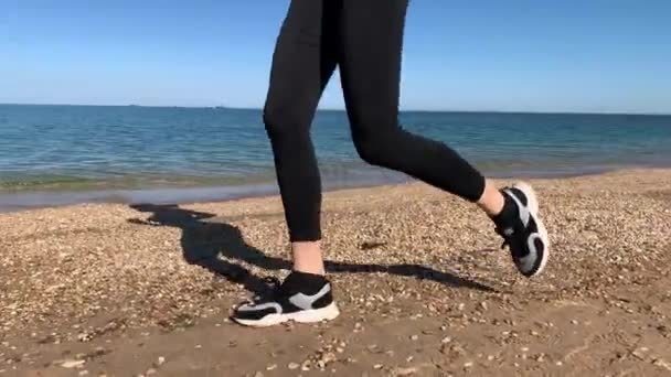 Hermosa Mujer Delgada Entra Para Los Deportes Playa Mañana Corriendo — Vídeos de Stock