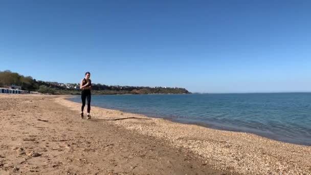 Красивая Стройная Женщина Занимается Спортом Пляже Утренний Бег — стоковое видео