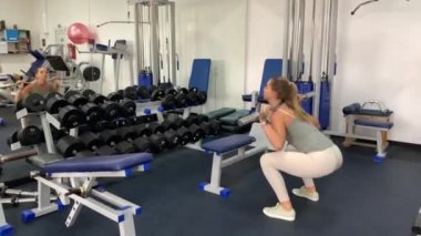 Spor salonunda egzersiz yapan ince kaslı bir kız. Akşamları spor salonunda çalışıyorum..