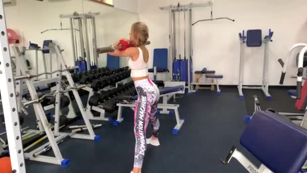 Seorang Gadis Berotot Ramping Melakukan Latihan Gym Latihan Gym Malam — Stok Video