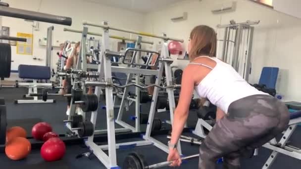 Een Slank Gespierd Meisje Doet Oefeningen Sportschool Trainen Sportschool Avond — Stockvideo