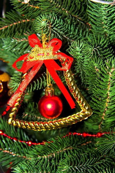 Kerstboom die versierd met speelgoed — Stockfoto