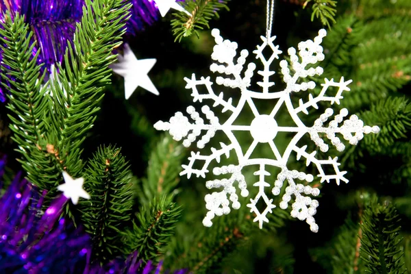 Floco de neve bonito em uma árvore de Natal — Fotografia de Stock
