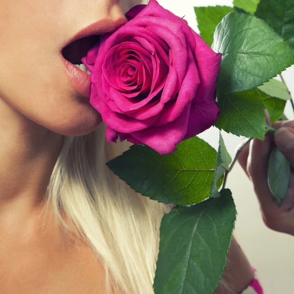 Mujer con una rosa — Foto de Stock