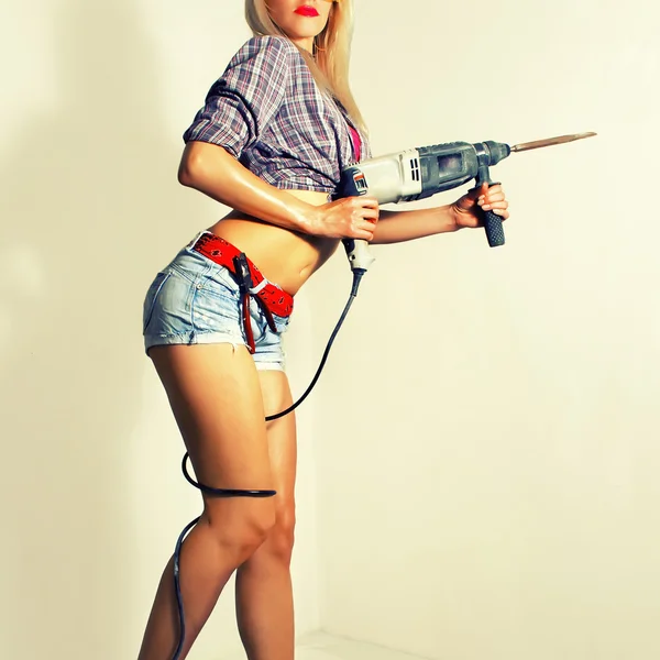 elinde bir matkap seksi kız