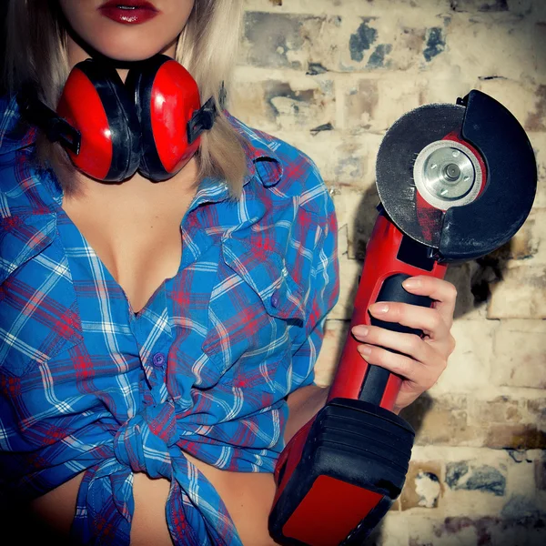 Сексуальная девушка с болгарским инструментом в руках — стоковое фото