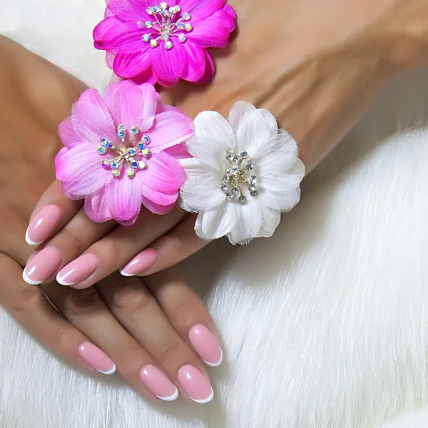 Запутанные женские пальцы с красивыми ногтями — стоковое фото