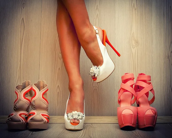 Mulher tentando em seus sapatos — Fotografia de Stock