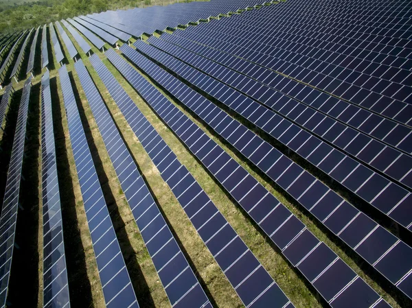 Letecký pohled na průmyslové fotovoltaické solární jednotky — Stock fotografie