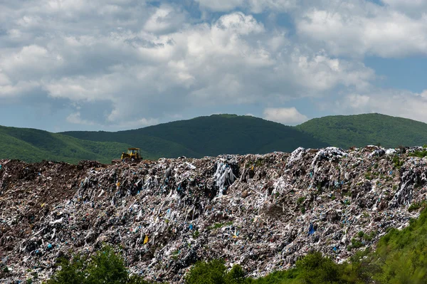 Deposição em aterro municipal de resíduos domésticos — Fotografia de Stock