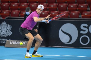 SOFYA - NOVEMBER 11,2020: Kanadalı Denis Shapovalov, Bulgaristan 'ın Sofya kentinde düzenlenen ATP Sofya Açık turnuvasında 3-14 Kasım 2020