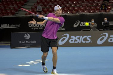 SOFYA - NOVEMBER 11,2020: Kanadalı Denis Shapovalov, Bulgaristan 'ın Sofya kentinde düzenlenen ATP Sofya Açık turnuvasında 3-14 Kasım 2020