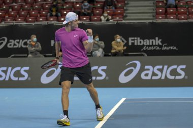 SOFYA - NOVEMBER 11,2020: Kanadalı Denis Shapovalov, Bulgaristan 'ın Sofya kentinde düzenlenen ATP Sofya Açık turnuvasında tepki gösterdi