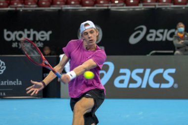SOFYA - NOVEMBER 11,2020: Kanadalı Denis Shapovalov, Bulgaristan 'ın Sofya kentinde düzenlenen ATP Sofya Açık turnuvasında 3-14 Kasım 2020