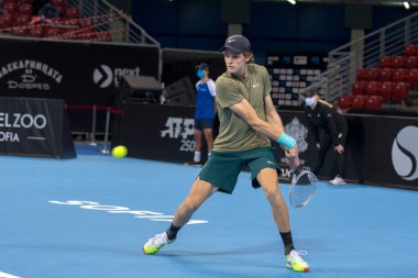 SOFYA - NOVEMBER 13.2020: Jannik Sinner (ITA), Bulgaristan 'ın Sofya kentinde düzenlenen ATP Sofya Açık turnuvasında 3-14 Kasım 2020