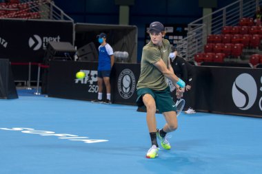 SOFYA - NOVEMBER 13.2020: Jannik Sinner (ITA), Bulgaristan 'ın Sofya kentinde düzenlenen ATP Sofya Açık turnuvasında 3-14 Kasım 202