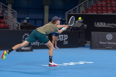SOFYA - NOVEMBER 13.2020: Jannik Sinner (ITA), Bulgaristan 'ın Sofya kentinde düzenlenen ATP Sofya Açık turnuvasında 3-14 Kasım 2020