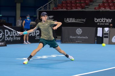 SOFYA - NOVEMBER 13.2020: Jannik Sinner (ITA), Bulgaristan 'ın Sofya kentinde düzenlenen ATP Sofya Açık turnuvasında 3-14 Kasım 2020