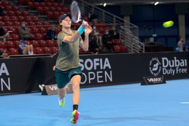 SOFYA - NOVEMBER 13.2020: Jannik Sinner (ITA), Bulgaristan 'ın Sofya kentinde düzenlenen ATP Sofya Açık turnuvasında 3-14 Kasım 2020