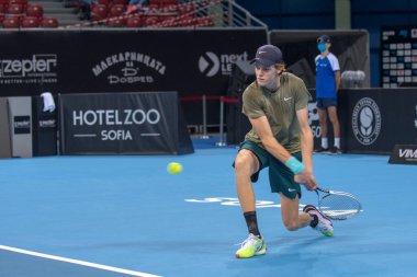 SOFYA - NOVEMBER 13.2020: Jannik Sinner (ITA), Bulgaristan 'ın Sofya kentinde düzenlenen ATP Sofya Açık turnuvasında 3-14 Kasım 2020