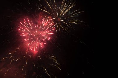 Gökyüzünde kalp şeklinde havai fişekler. Metin için boşluk..