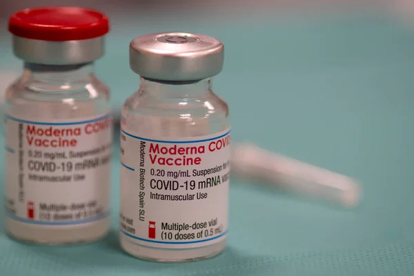 소피아 불가리아 2021 주사기를 Moderna Covid Vaccine Vials 스톡 사진