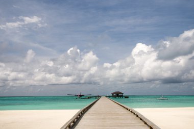 İskeleye deniz uçağı