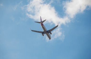 Mavi gökyüzünde uçan büyük yolcu uçağı