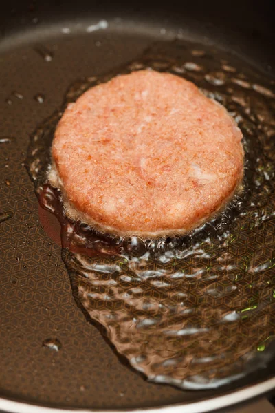 Frischfleischschnitzel in einer Pfanne braten. Nahaufnahme. — Stockfoto