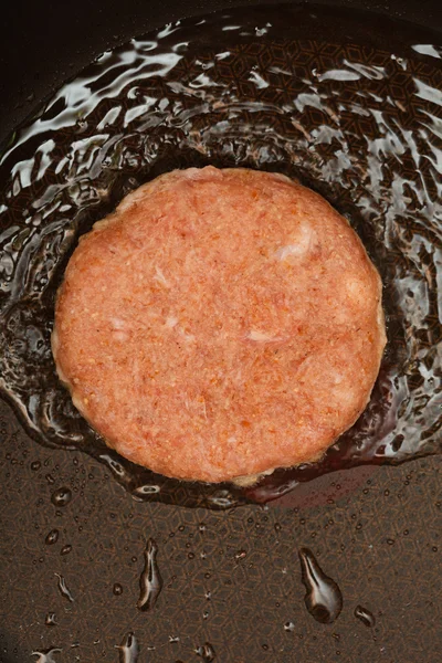 Frischfleischschnitzel in einer Pfanne braten. Nahaufnahme. — Stockfoto