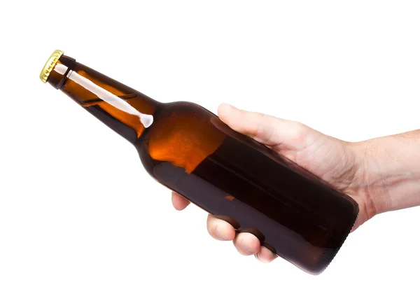 Bruin bierfles in hand geïsoleerd op witte achtergrond — Stockfoto