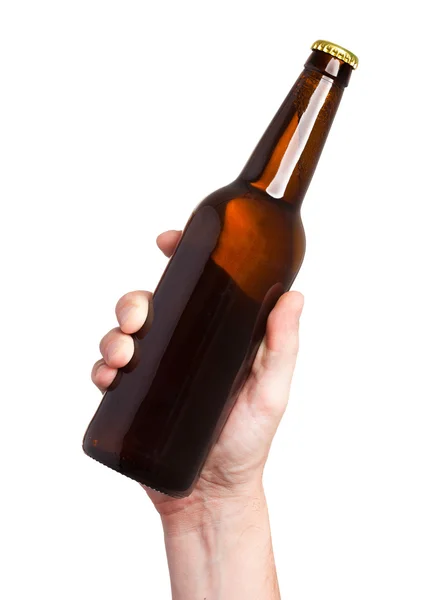 Коричнева пляшка пива в руці ізольована на білому фоні — стокове фото
