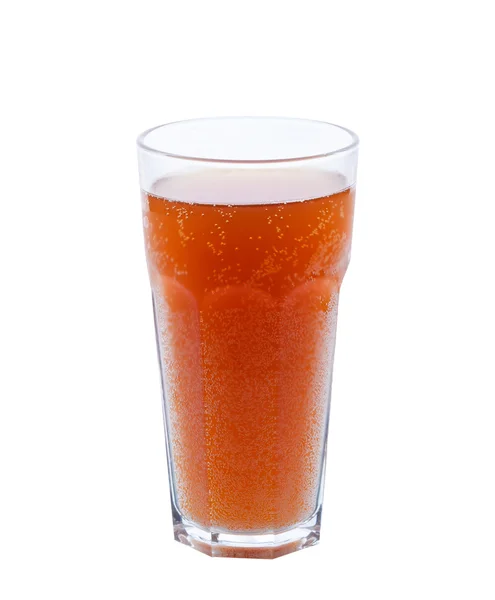 Ein großes Glas Kvass isoliert auf weißem Hintergrund — Stockfoto