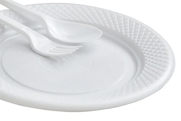 Одноразовая пластиковая тарелка, вилка и нож. Изолированный на белой спине — стоковое фото