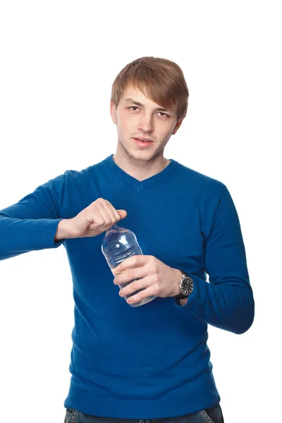 Portrait d'un beau jeune homme avec une bouteille d'eau sur un blanc — Photo