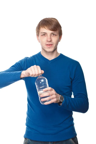 Portrait d'un beau jeune homme avec une bouteille d'eau sur un blanc — Photo